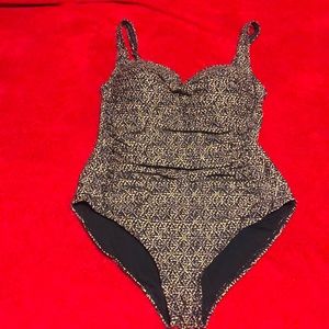 NIPTUCK Swim Suit W/ Multi Fit Cup Size 8